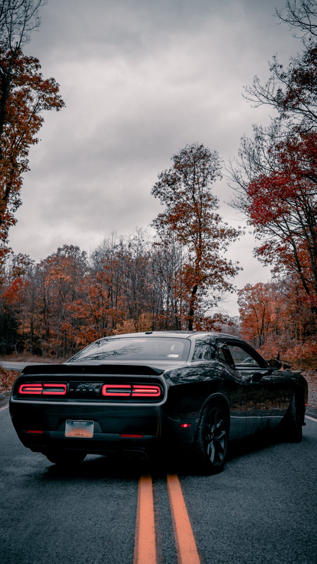 Dodge challenger on sale wallpaper iphone