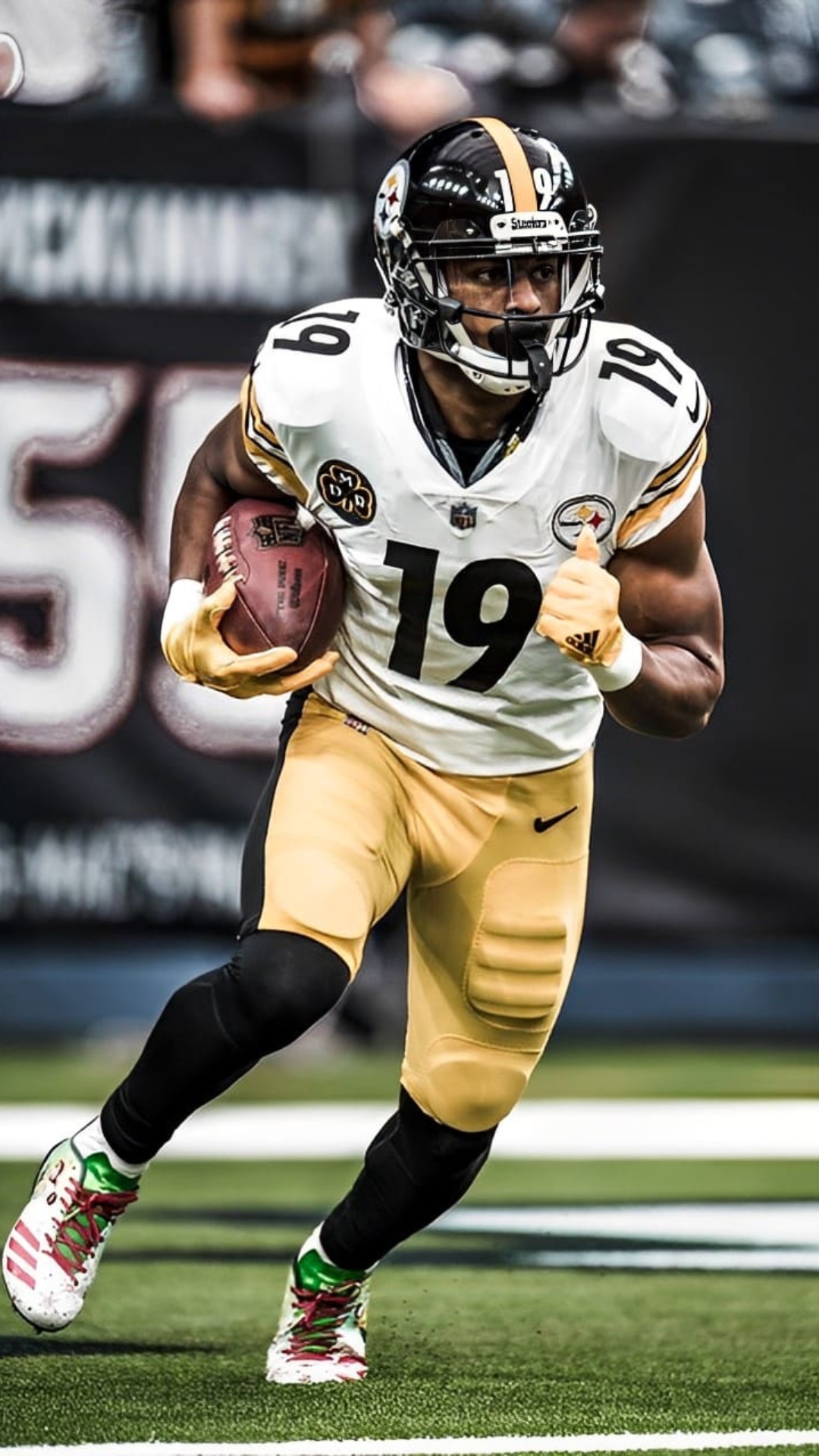 Download Juju Smith Schuster wins touchdown in 2020 Wallpaper