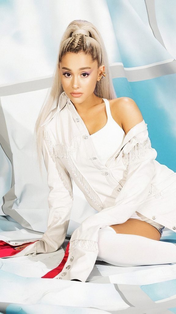 Ariana Grande iPhone Wallpaper