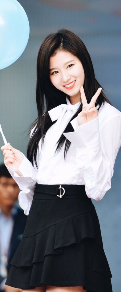 Minatozaki Sana HD iPhone Wallpaper