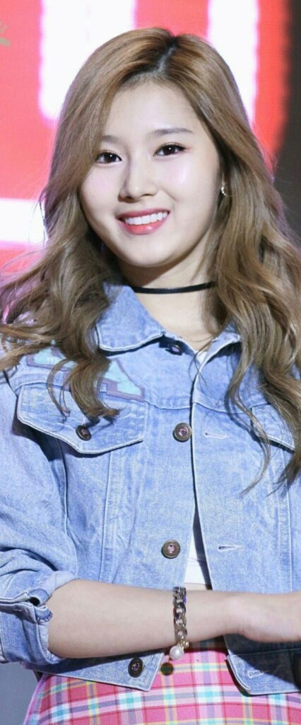 Minatozaki Sana Wallpaper For iPhone 12