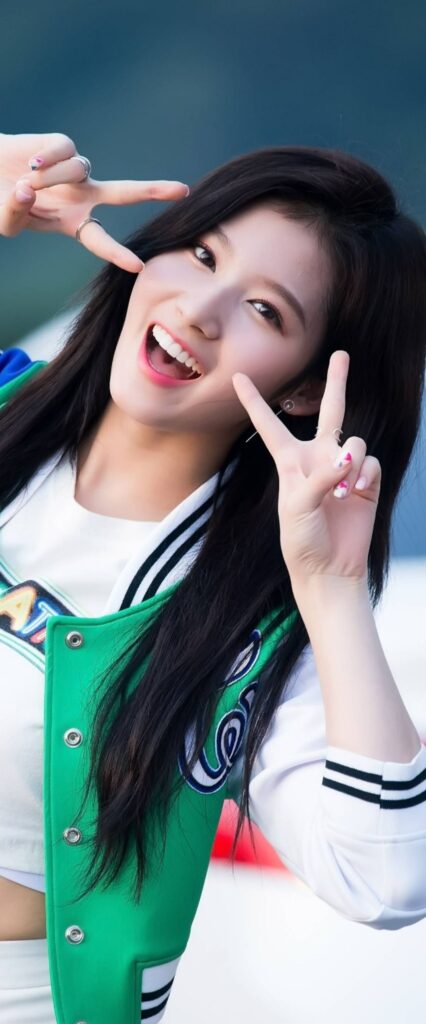 Minatozaki Sana Wallpaper For iPhone