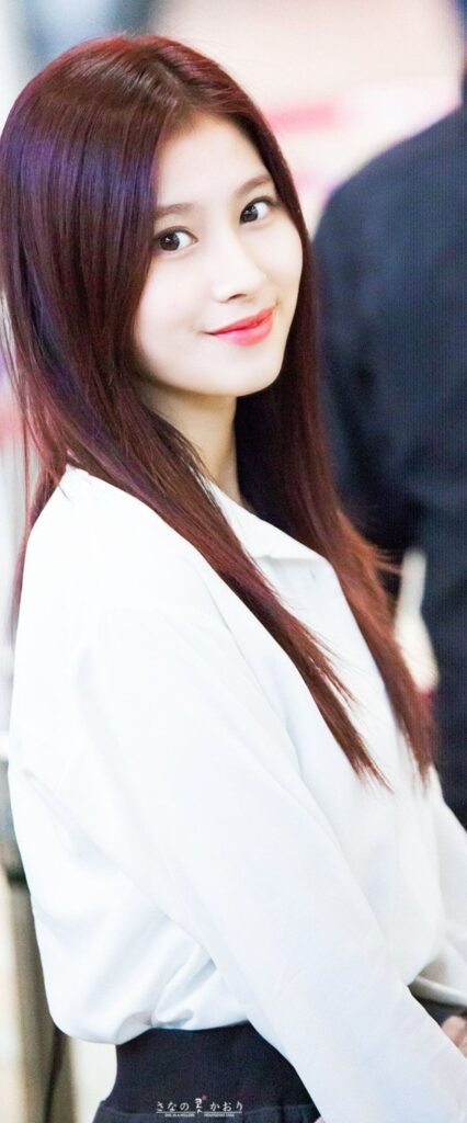 Minatozaki Sana iPhone Home Screen Wallpaper
