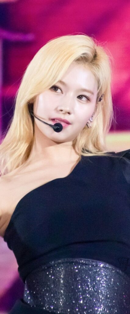 Minatozaki Sana iPhone Wallpaper 4k